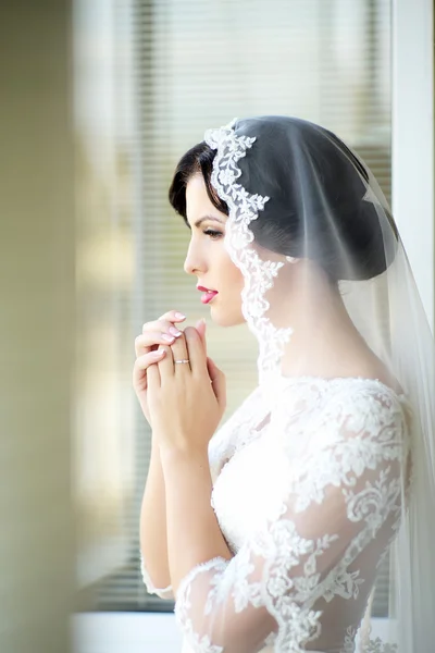 Pensive brunette bride — Stock Photo, Image