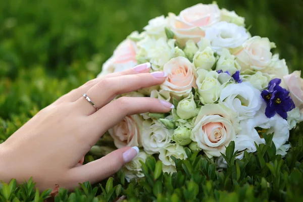 Buquê de casamento ao ar livre — Fotografia de Stock