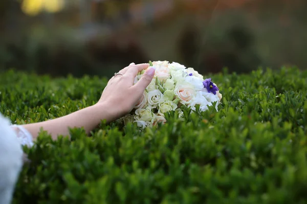 Buquê de casamento ao ar livre — Fotografia de Stock