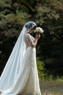 Ormandaki genç gelin