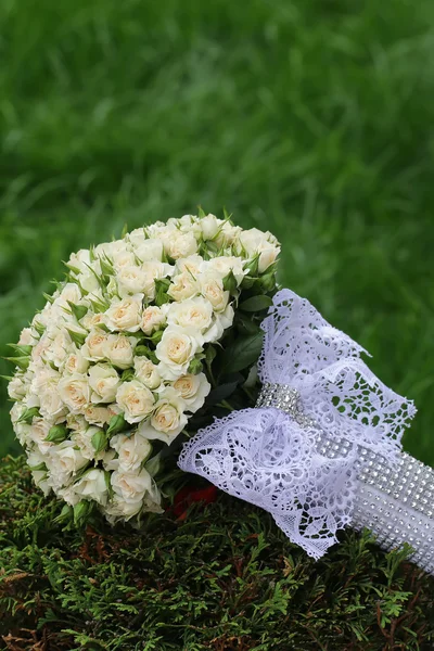 Flores de boda sobre hierba — Foto de Stock