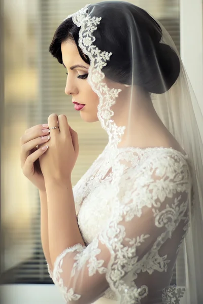 Pensive brunette bride — Stock Photo, Image