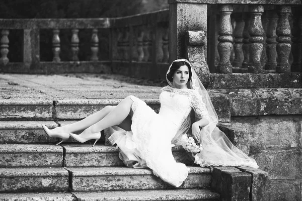 Noiva sentada nas escadas — Fotografia de Stock