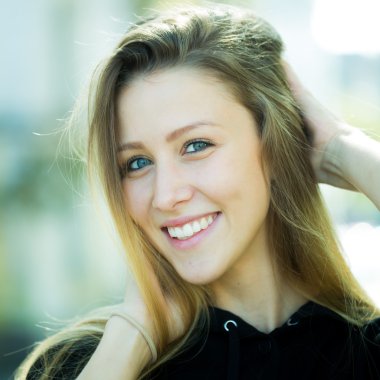 Neşeli gülümseyen güzel kız