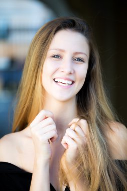 Gülen güzel kız portresi