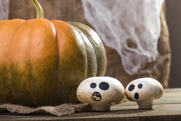Abóbora de Halloween com champinhons fantasma — Fotografia de Stock