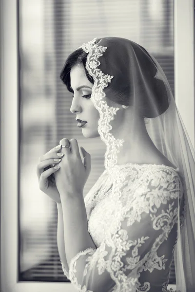 Pensive brunette bride — Stock Photo, Image