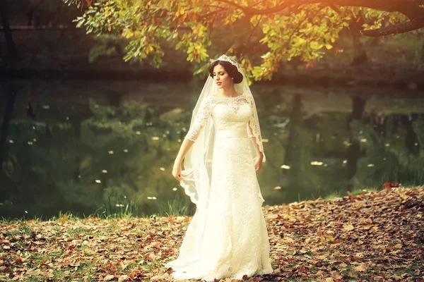 Bride outdoor in autumn — Stock Photo, Image