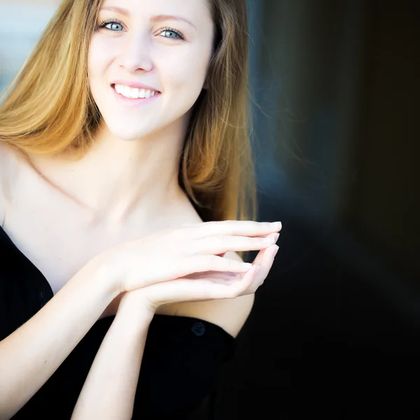 Portrait closeup of smiling girl — Stockfoto