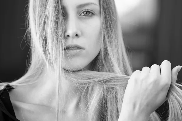 Vrouw met lang haar — Stockfoto