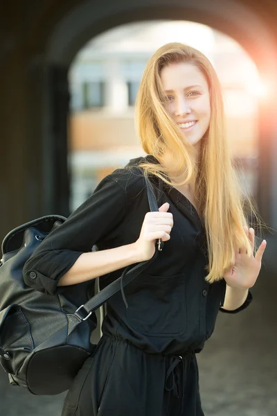 Frau mit Tasche im Freien — Stockfoto