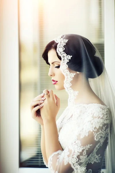 Pensive brunette bride — Stock Photo, Image