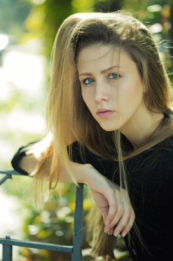 sarışın kız portresi