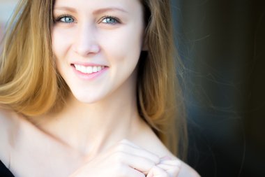 Neşeli gülümseyen güzel kız