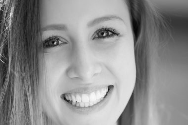 Gülümseyen genç kadın