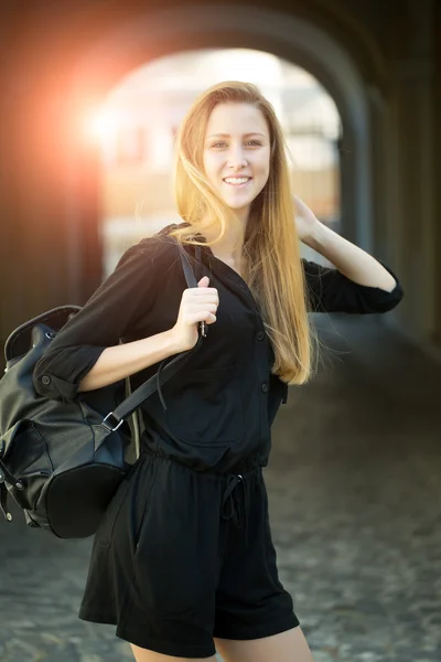 Kvinna med väska utomhus — Stockfoto