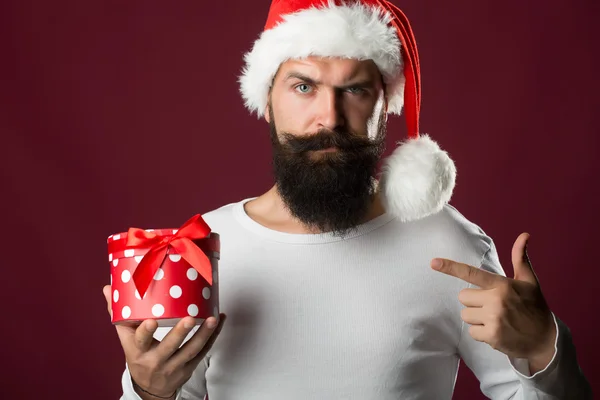 Hombre de año nuevo con caja de regalo —  Fotos de Stock