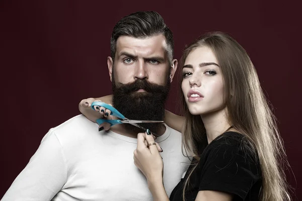 Mujer cuttin barba masculina — Foto de Stock
