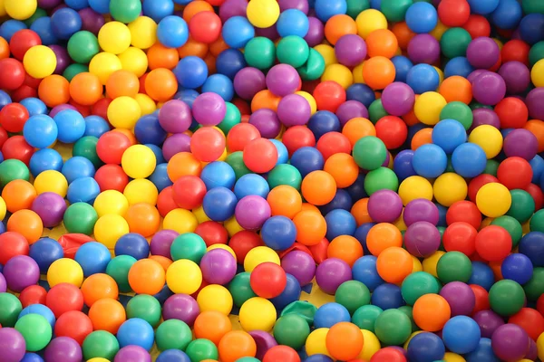 Fundo de muitas bolas coloridas de plástico na piscina de bolas em