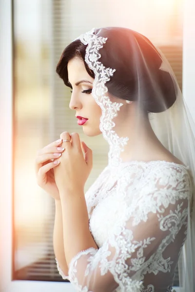 Pensive brunette bride — Stock Photo, Image