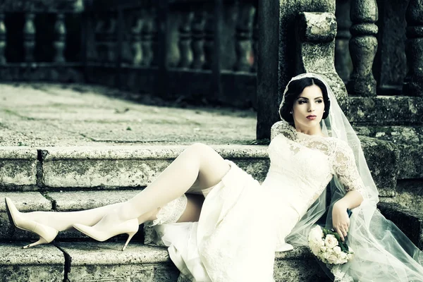Nevěsty sedí na schodech — Stock fotografie
