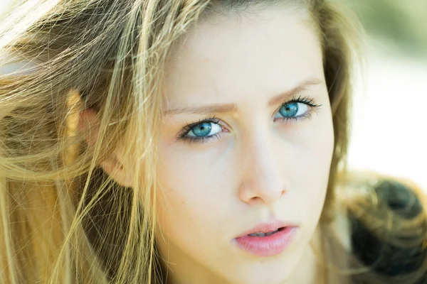 Retrato de primer plano de chica bonita —  Fotos de Stock