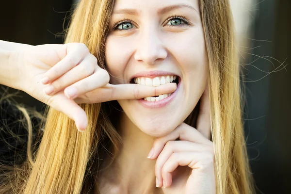 Lustiges junges Mädchen — Stockfoto