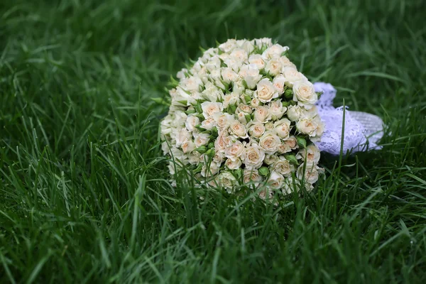 Flores de boda sobre hierba — Foto de Stock