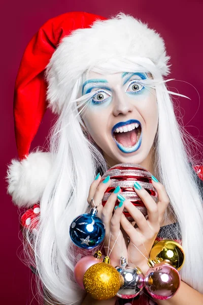 Žena s vánoční koule — Stock fotografie