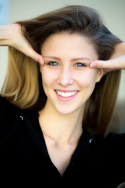 gülümseyen güzel kız 