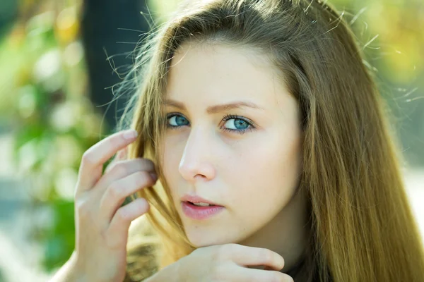 Portret close-up van mooi meisje — Stockfoto