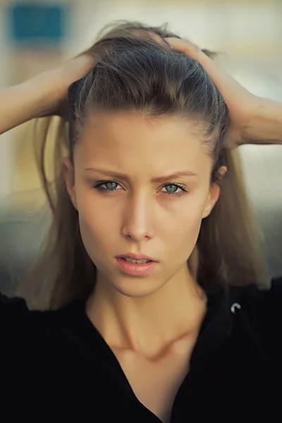 Ragazza che tiene i capelli con le mani — Foto Stock