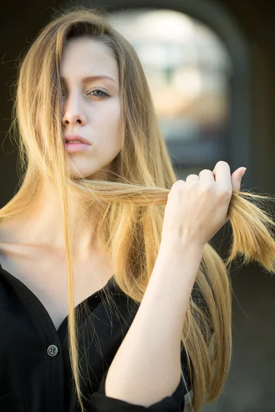 Vrouw met lang haar — Stockfoto