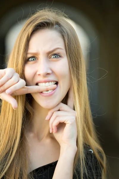 Lustiges junges Mädchen — Stockfoto