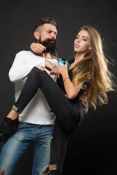 Man en vrouw met een schaar — Stockfoto