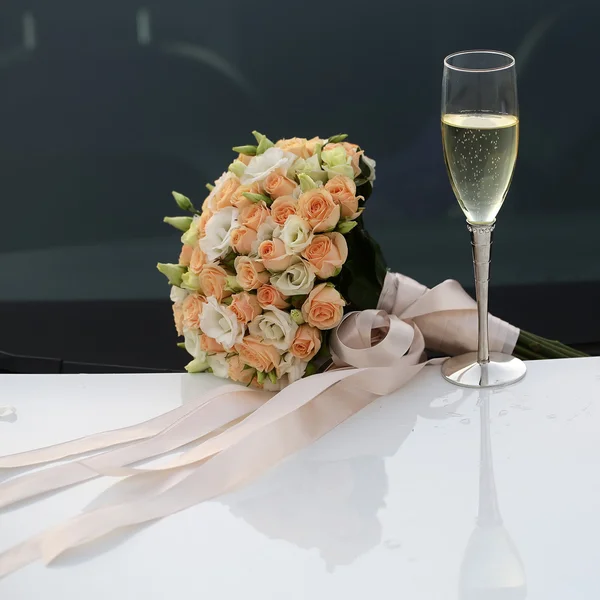 Svatební kytice a šampaňské — Stock fotografie