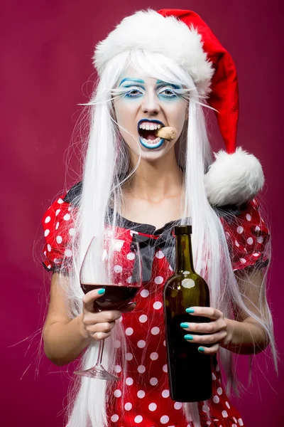 Weihnachtsfrau mit Wein — Stockfoto