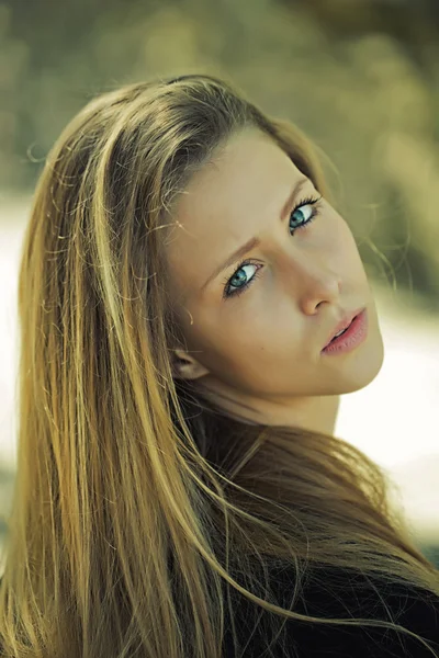 Attractive blond girl looking backwards — Stock Photo, Image