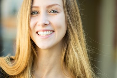 Gülümseyen genç kadın