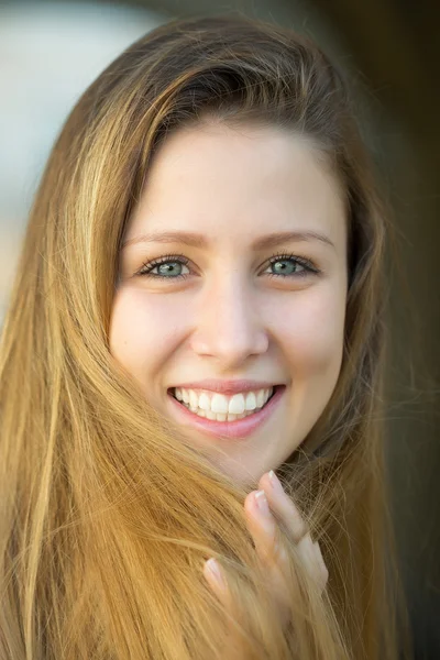 Sorrindo Jovem Loira Menina — Fotografia de Stock