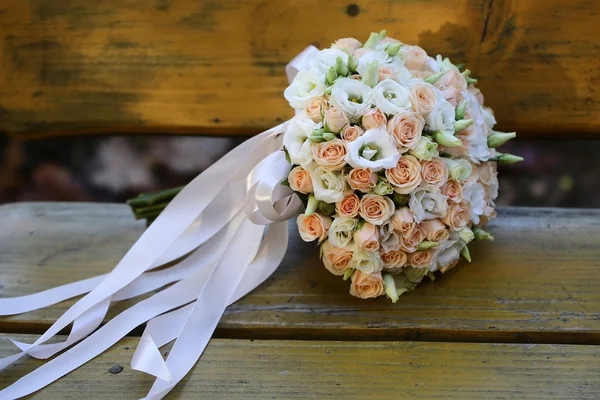 Bouquet da sposa su panca in legno — Foto Stock