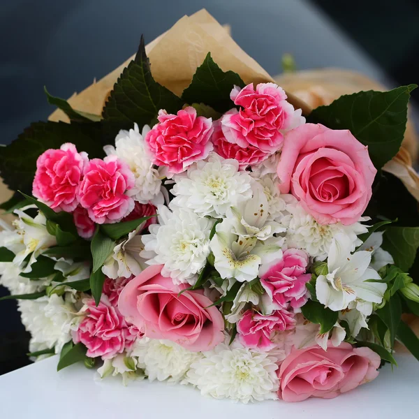 Kolorowy bukiet świeżych kwiatów — Zdjęcie stockowe