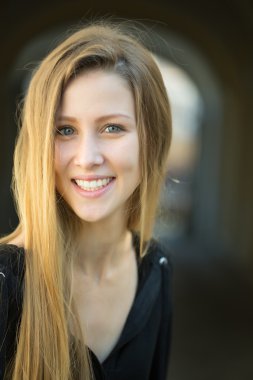 Gülümseyen genç kadın