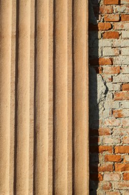 Sıvalı yivli ve tuğla cephe