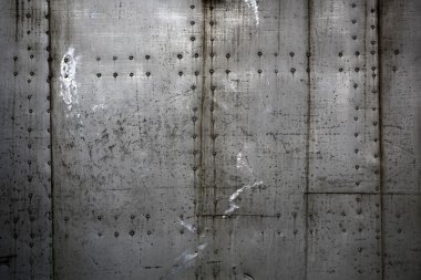 Metal plakalar perçin ile monte 
