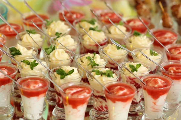 Сливочный слой десертов в стаканах — стоковое фото