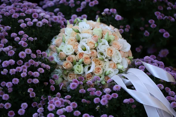 Bouquet de mariage sur prairie fleurie — Photo