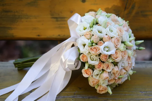 Bouquet da sposa su panca in legno — Foto Stock
