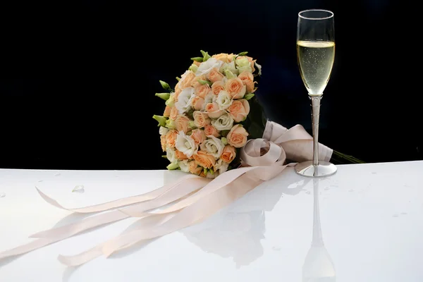 Wedding bouquet and champagne glass — Stock Photo, Image