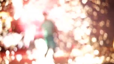 Yangın inanılmaz göstermek, bir kırmızı ve koyu arka plan, duygu ve ifade altın bokeh ile gece ateşle dans yangın sanatçı dinamik video